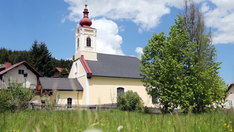 Church in Mitterbach, © weinfranz.at Church in Mitterbach with red tower and green tree in the foreground.