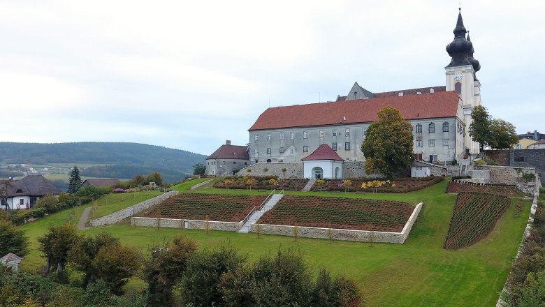 2016-garten-002a_ausschn_c_pfarre-maria-taferl, © Pfarre Maria Taferl Landscape with church and gardens on a hill.