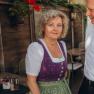 Head chef and landlady: Gabriele Engel, © Niederösterreich Werbung/Daniela Führer A woman in traditional dress stands next to a man in a white shirt with an inscription.