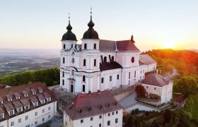 Mostviertel, cider route, pear tree blossom 2026, cider spring 2026, Sonntagberg, © Mostviertel Tourismus (c) weinfranz.at Aerial view of Sonntagberg Basilica.