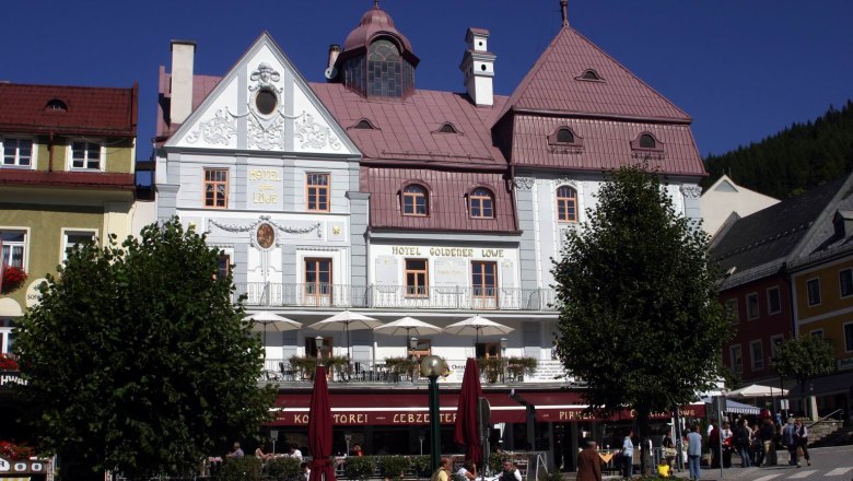 Pirker on the main square, © zVg Familie Pirker Historic building with hotel and café on the main square.