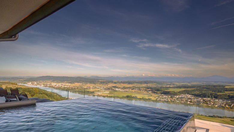 Hotel Schachner, © Niederösterreich Werbung / Maximilian Pawlikowsky Infinity pool with views of the river and countryside.