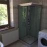 Großzügige Dusche mit Waschmaschine in der ehemaligen Bahnwärterwohnung, © M. Schorn Großzügige Dusche mit Waschmaschine in der ehemaligen Bahnwärterwohnung, © M. Schorn