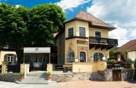 Entrance Hotel Kaiser Franz Josef, © Hotel Kaiser Franz Josef Entrance to the Hotel Kaiser Franz Josef with yellow façade and balcony.