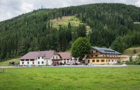 Gasthof Furtner house view, © Christian Kremsl Gasthof Furtner in front of a wooded hill.