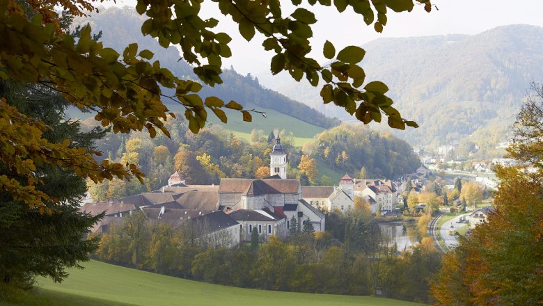 Lilienfeld Abbey in the fall, © Mag. Harald Schmid Lilienfeld Abbey in autumn with colorful foliage and surrounding hills.