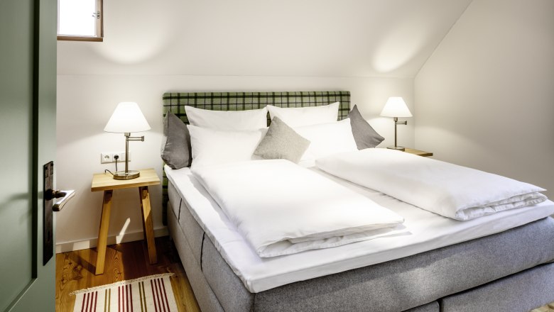 Hotel zum Glockenturm, © croce&wir Comfortable hotel room with double bed, bedside tables and lamps.