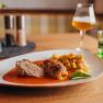 Cabbage rolls, © Niederösterreich Werbung/Daniela Führer Cabbage roulade with sauce and potato garnish served on a plate.
