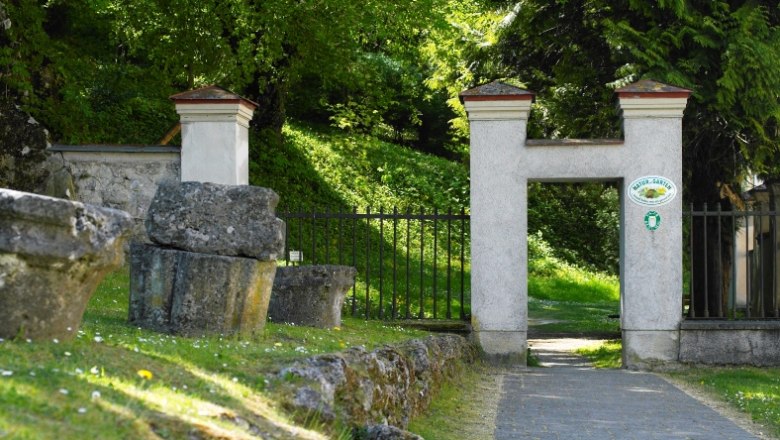 lilienfeld_0141_excerpt_c_nature_in_the_garden_alexander_haiden, © Natur im Garten/Alexander Haiden Stone gate with garden in the background, surrounded by trees.