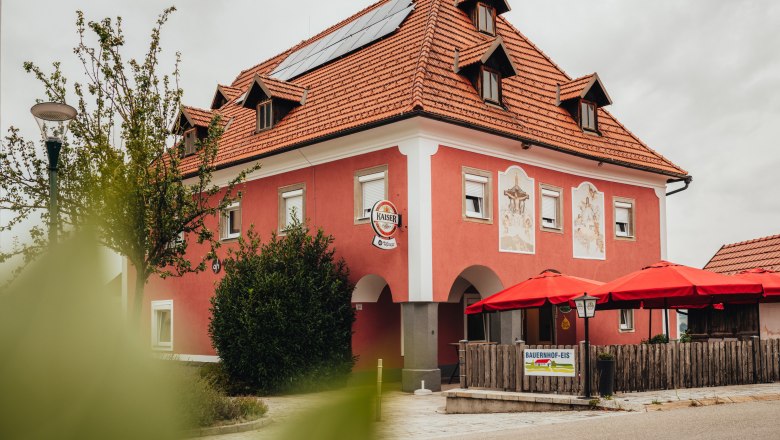 Allhartsberger Farm, © Niederösterreich Werbung/Daniela Führer A red building with red sunshades and solar panels on the roof.