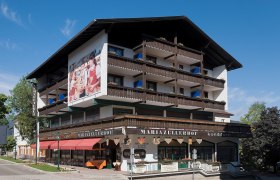 Hotel Pirker's Mariazellerhof, © zVg Mariazellerhof Familie Pirker Exterior view of the Hotel Pirker Mariazellerhof with balconies and café.