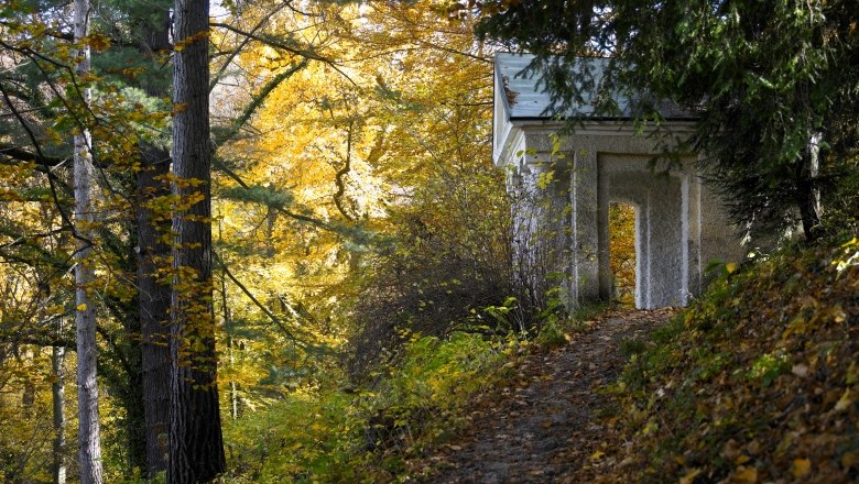 Lilienfeld Abbey Park, © Natur im Garten/Alexander Haiden Autumn scene in Lilienfeld Abbey Park with foliage and a small building.