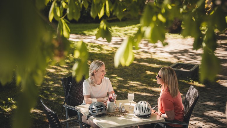 Mostviertel, Cycling, Cycling, Traisental cycle route, Gasthof zum Niederhaus, © Mostviertel Tourismus / Gerald Demolsky Two women take a break from cycling.