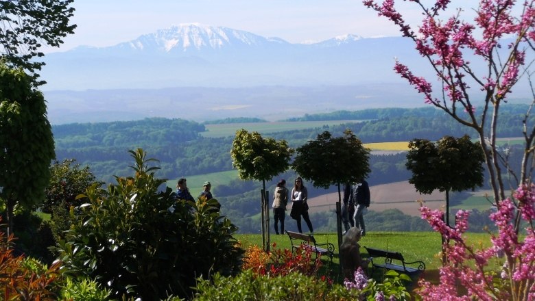 Maria Taferl monastery garden with Ötscher view, © "Natur im Garten" Schaugärten, Litschauer Monastery garden with a view of the Ötscher and blossoming trees.