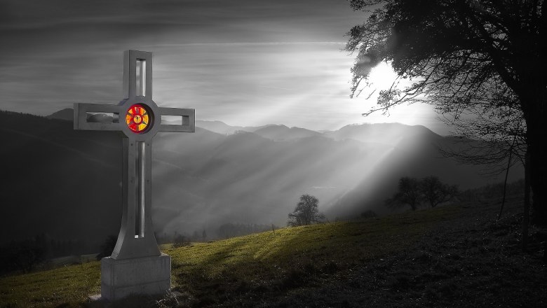 Cross on the Restenbauerh&ouml;he, &copy; Marktgemeinde Hofstetten-Gr&uuml;nau