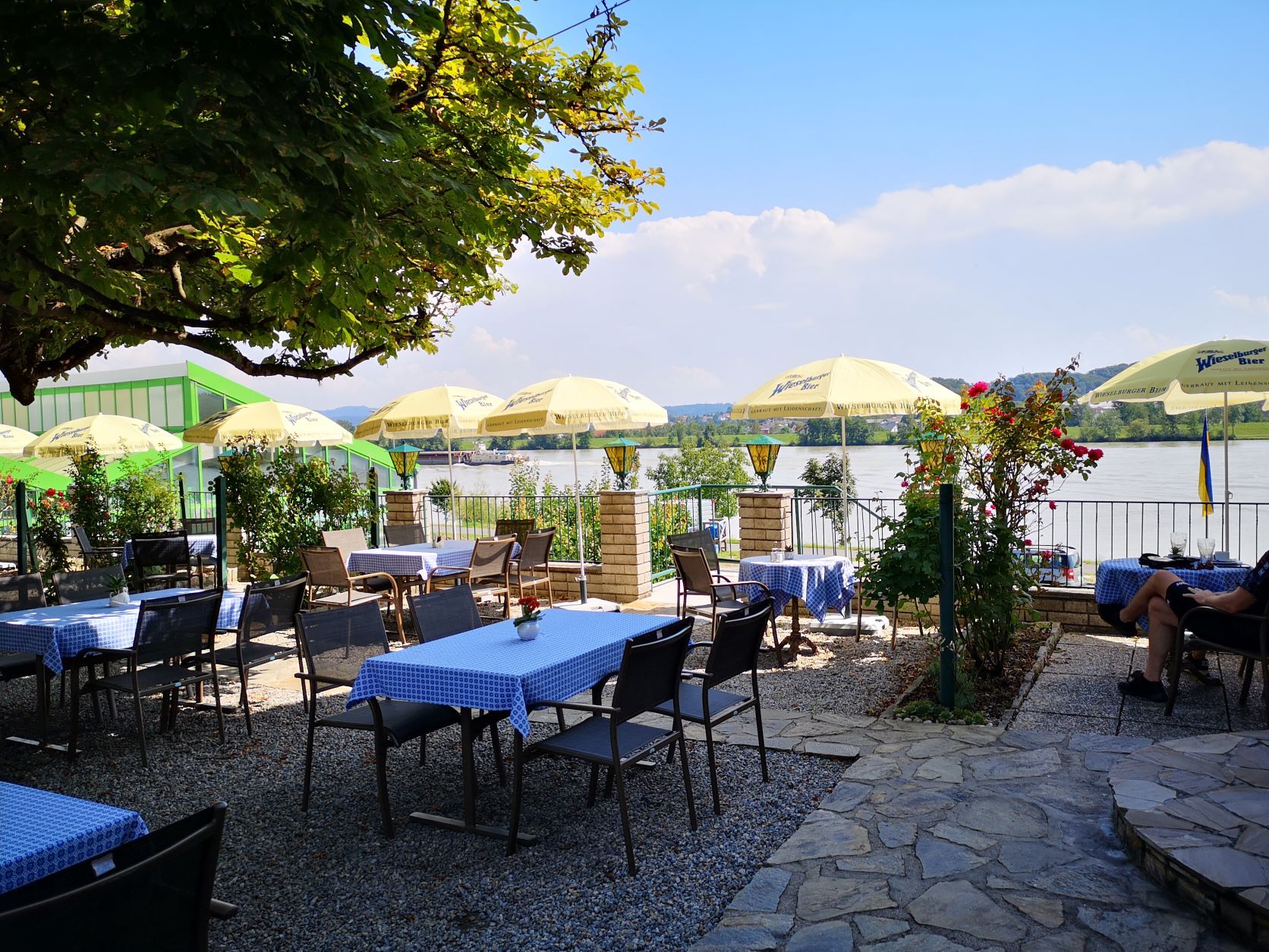 Guest garden on the terrace with a view of the Danube
