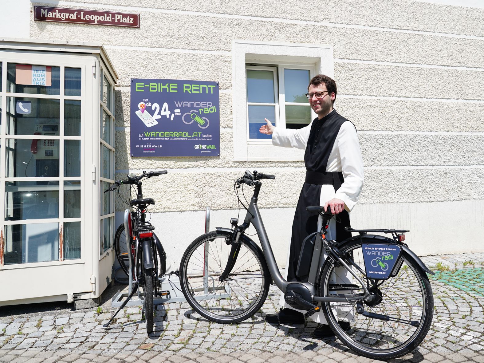 Bike rental in front of the Klostergasthof Heiligenkreuz