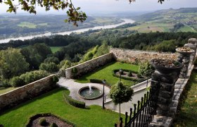 Garden with fountain and view of the Danube.