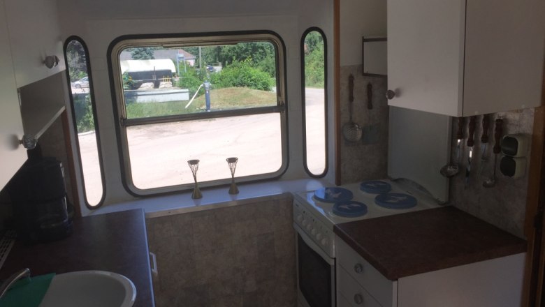 View into the kitchen of the 100-year-old baggage car, © M. Schorn