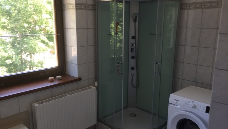 Spacious shower with washing machine in the former train attendant's apartment, © M. Schorn