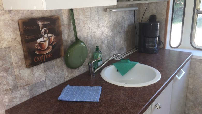Lovingly furnished kitchen in the 100-year-old baggage car, © M. Schorn