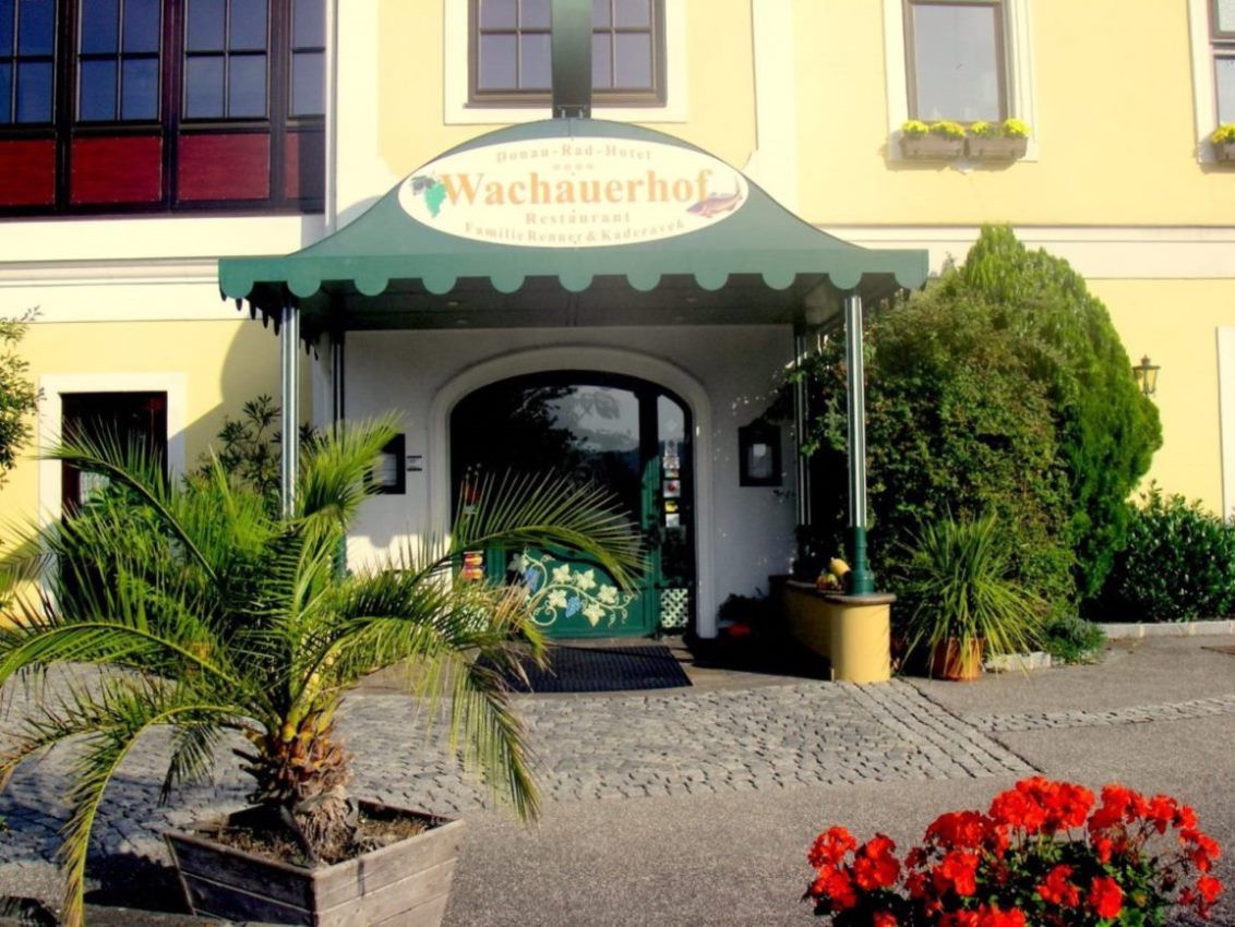 Entrance to the Wachauerhof with plants and flowers.