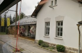 Mitterbach station with white building and flowers.