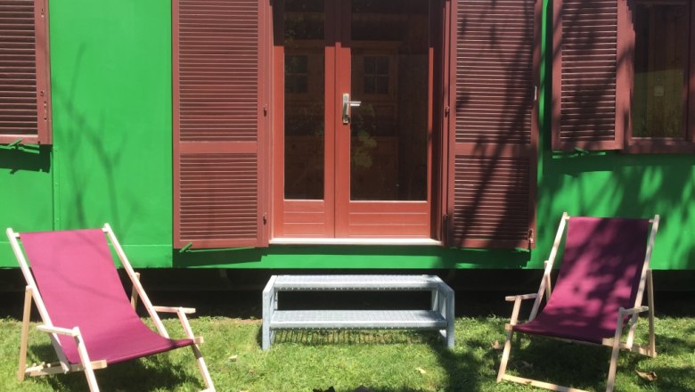 Front garden with sun loungers, © M. Schorn