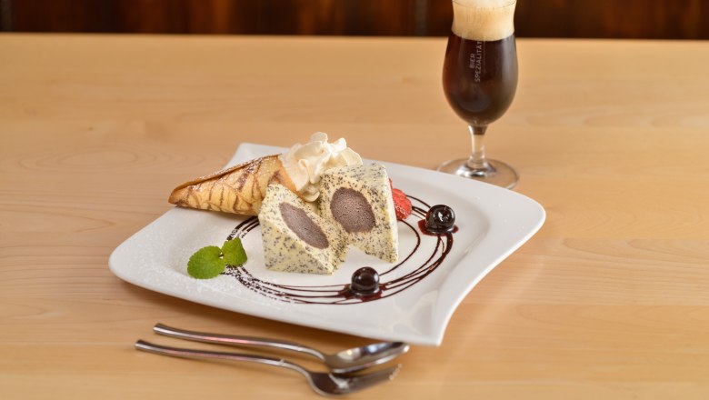 to-the-golden-lion-dessert, &copy; N&Ouml;W, Rita Newman