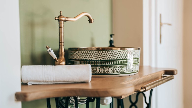 To the Golden Lion, &copy; &copy; ZUM GOLDENEN L&Ouml;WEN