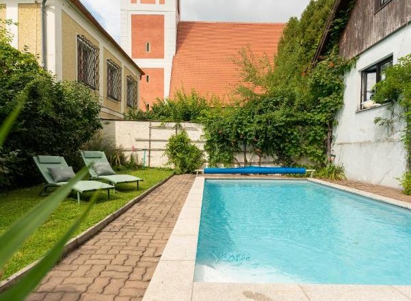 Swimming pool in the garden, &copy; Guestia GmbH