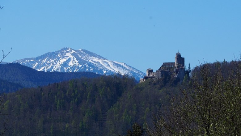 View of the Araburg and the Schneeberg in spring, &copy; Kaumberg/Radinger Doris