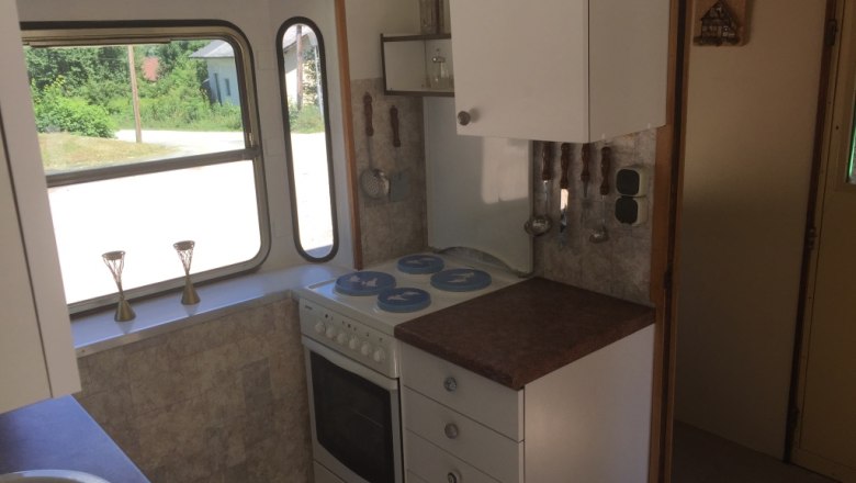 Small cooking facilities with electric stove in the kitchen of the 100-year-old luggage van, © M. Schorn