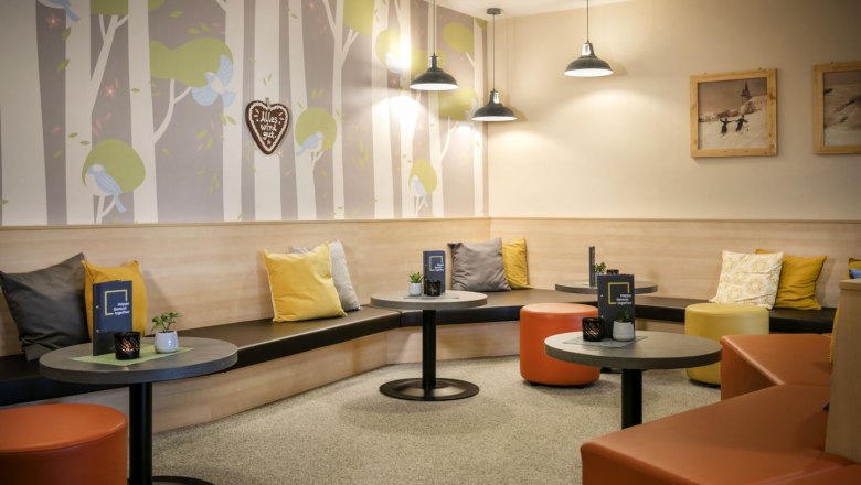 Seating at the JUFA Hotel am Sigmundsberg, &copy; Harald Eisenberger/JUFA Hotels
