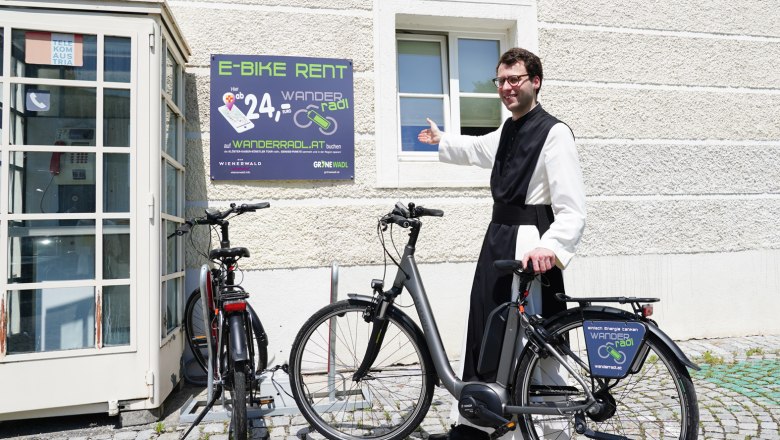 Bike rental in front of the Klostergasthof Heiligenkreuz, © Elisabeth Fürst | Stift Heiligenkreuz
