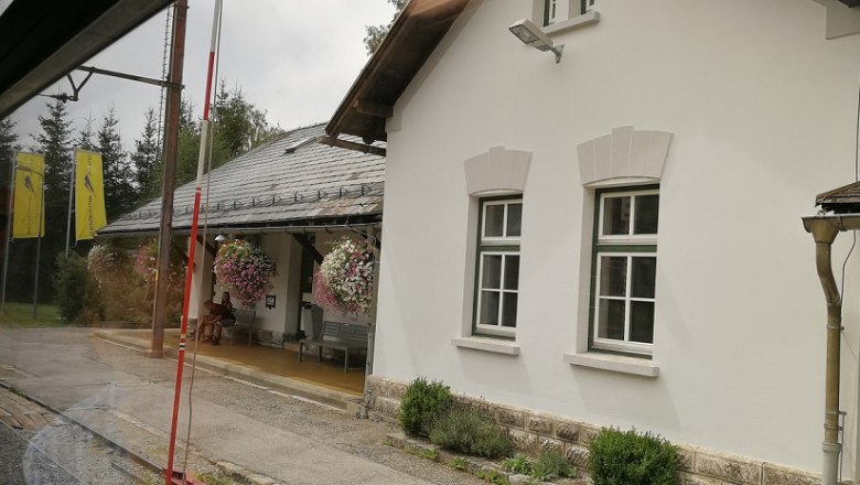 Mitterbach station with white building and flowers.