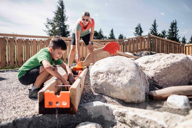 Playful learning at the "Alm-Bründl" water playground, © Jolly Schwarz