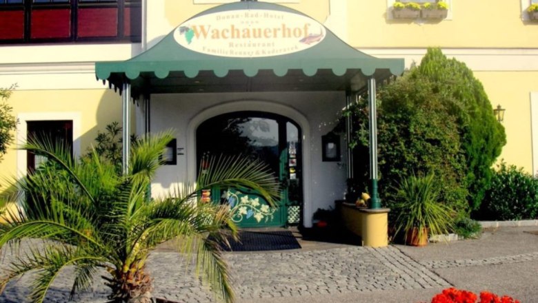 Entrance to the Wachauerhof with plants and flowers.