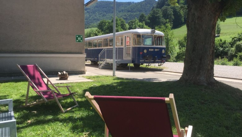 Deckchairs in front of the luggage cart, © M. Schorn