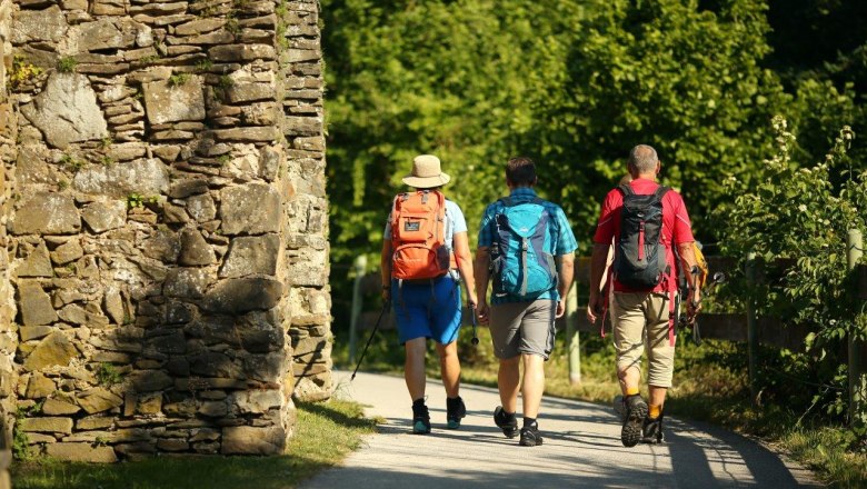 Walking past historic sights and churches, © weinfranz.at