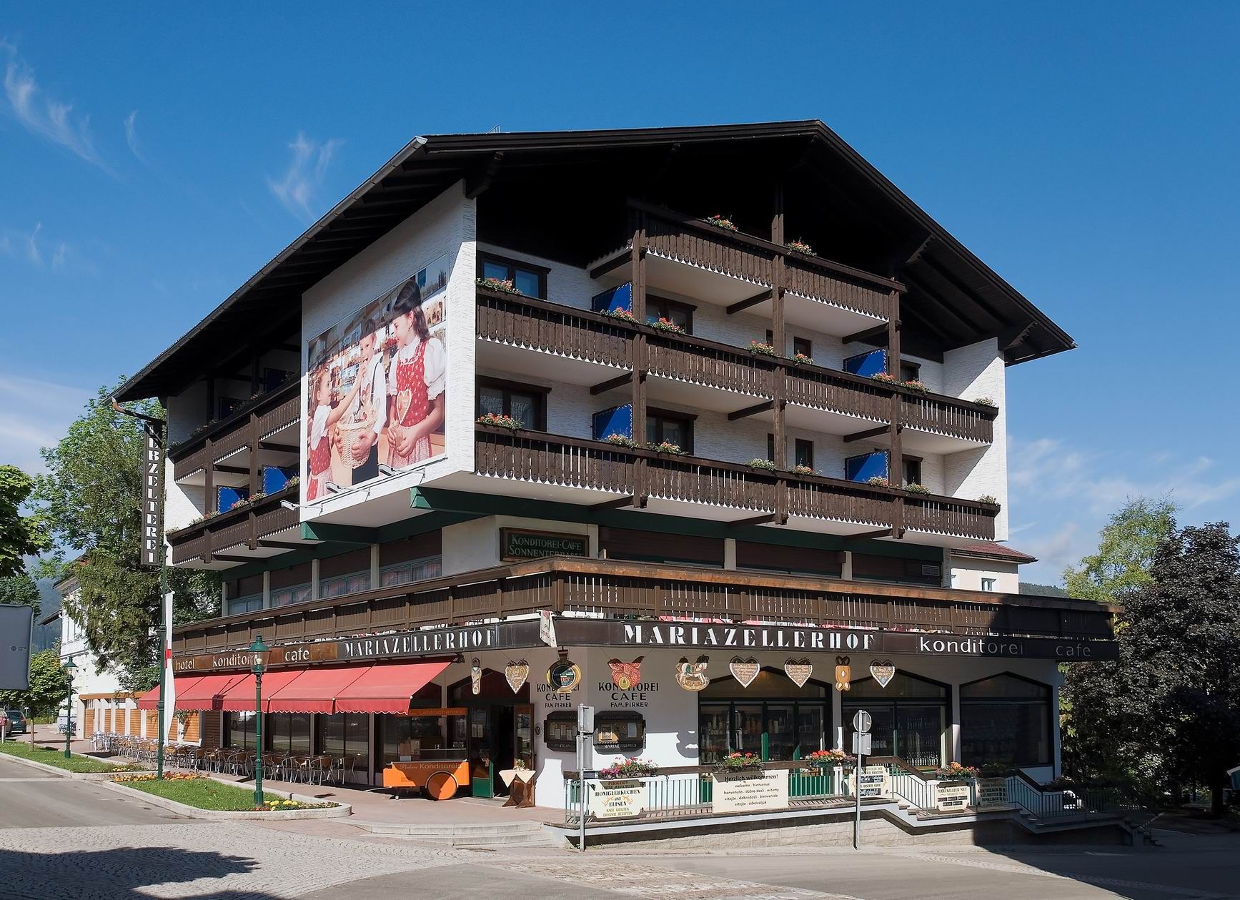 Exterior view of the Hotel Pirker Mariazellerhof with balconies and café.