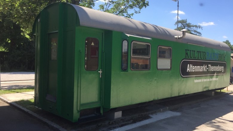 Green luggage trolley, © M. Schorn