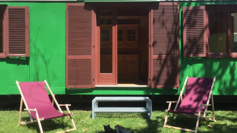 Front garden with sun loungers, © M. Schorn