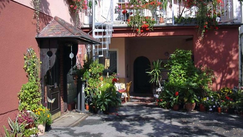 Bed and breakfast family Loidhold, © Familie Loidhold Entrance to a bed and breakfast with lots of plants and flowers.