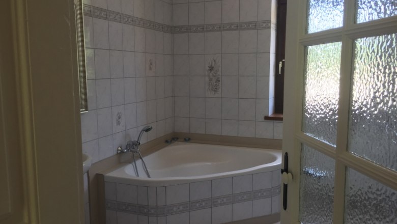 Large corner bathtub in the former railroad attendant's apartment, © M. Schorn