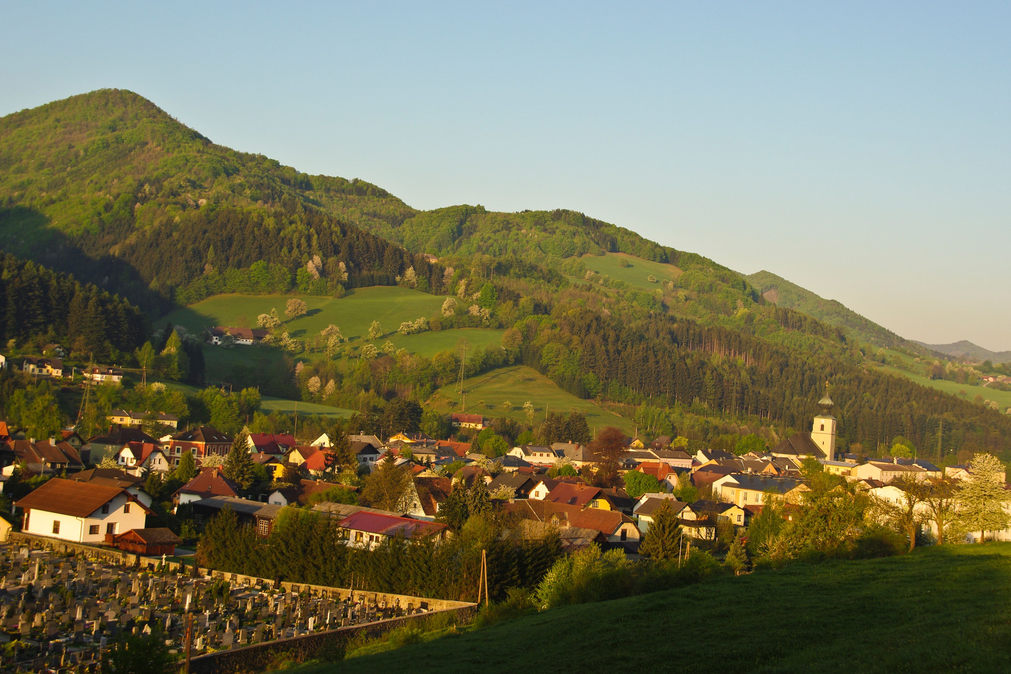 Panorama of St. Veit an der Gölsen with church and mountains in the background.