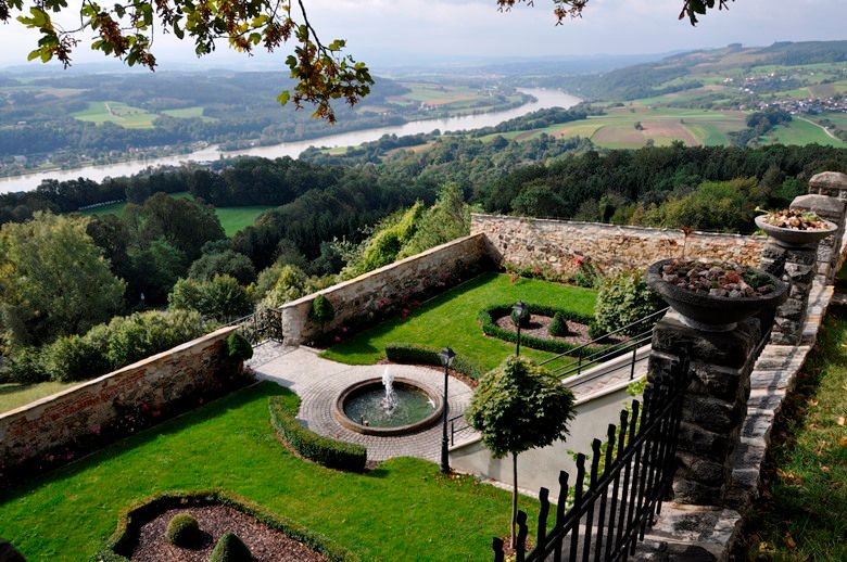 Garden with fountain and view of the Danube.