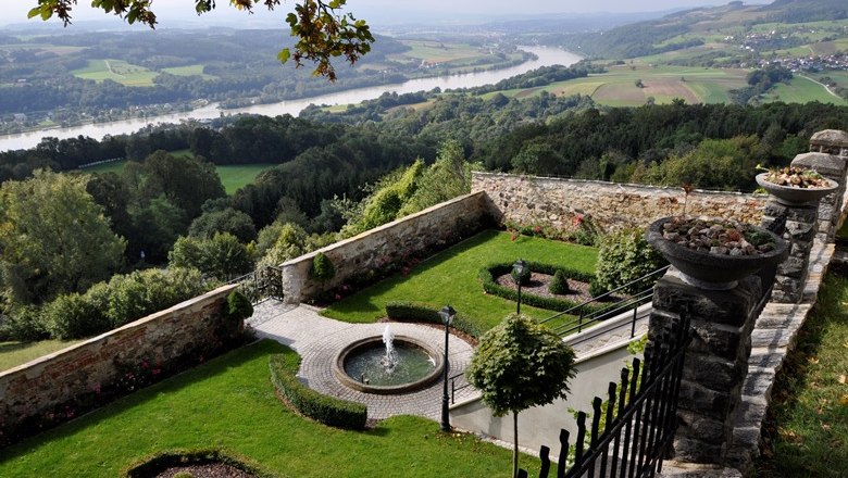 Garden with fountain and view of the Danube.