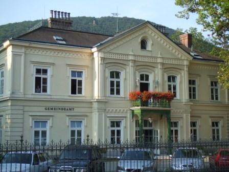 Historic building with balcony and flowers in Hinterbrühl.