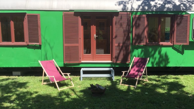 Luggage trolley with shady front garden, © M. Schorn